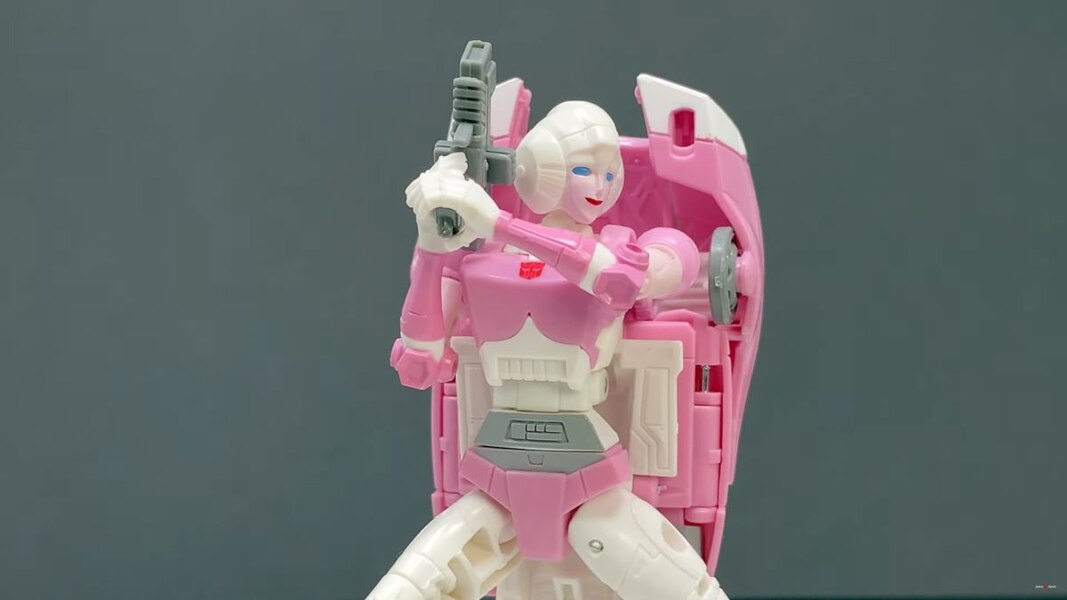 Transformers Studio Series 86 Arcee In Hand Image  (3 of 34)